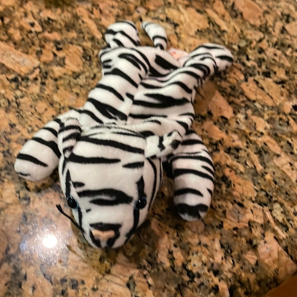 Ty-Beanie Baby. Blizzard. Eyes black with blue around them.
